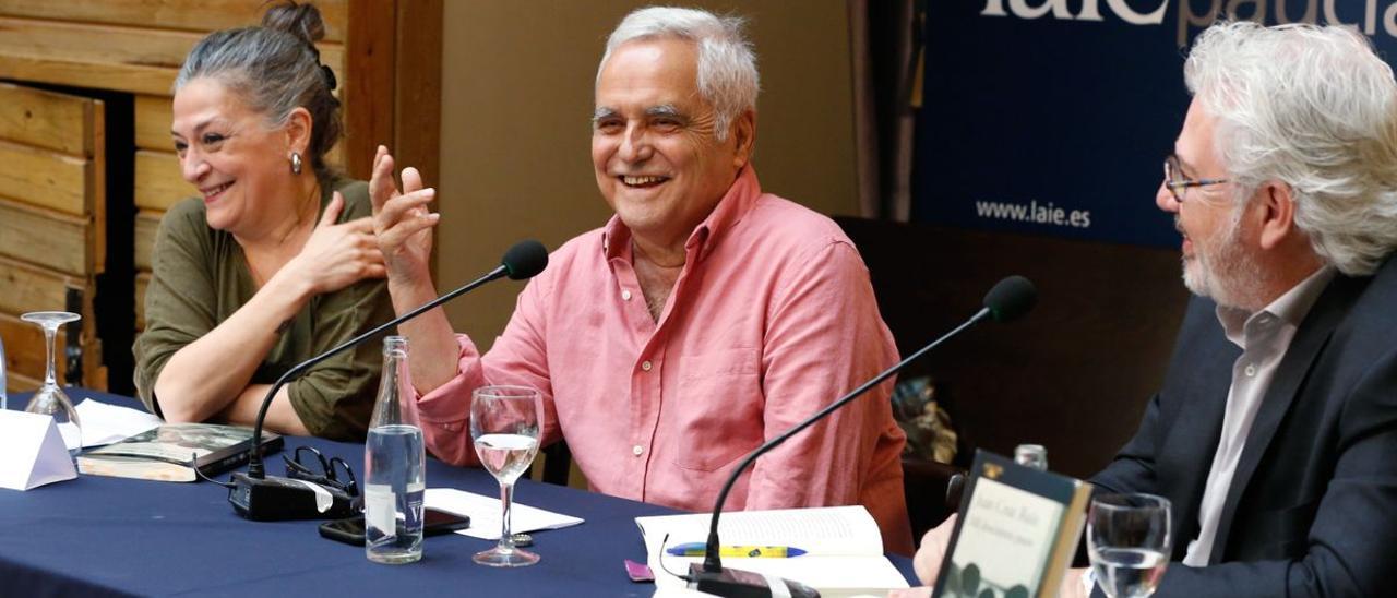 Juan Cruz, flanqueado por Olga Merino y Álex Sàlmon, en la presentación de ’Mil doscientos pasos’.