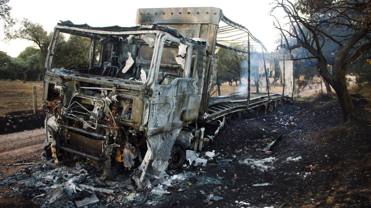 Estado del camión tras el incendio.