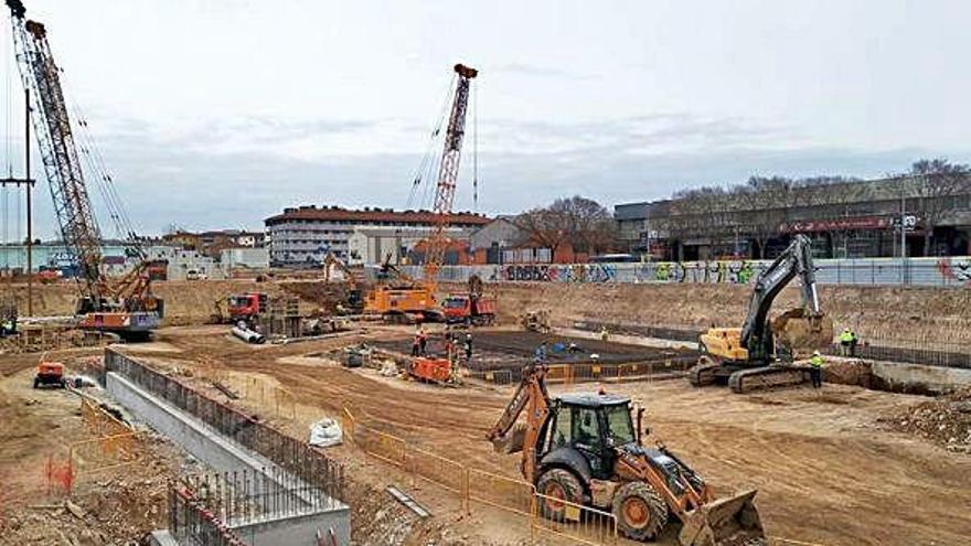 Visita oficial a l'inici de la fase d'enderrocament de les naus.
