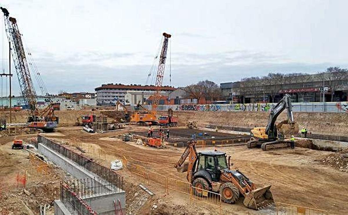 Visita oficial a l'inici de la fase d'enderrocament de les naus.