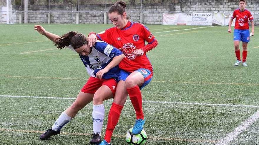 La unionista Andrea protege el balón ante una rival. // Iñaki Osorio