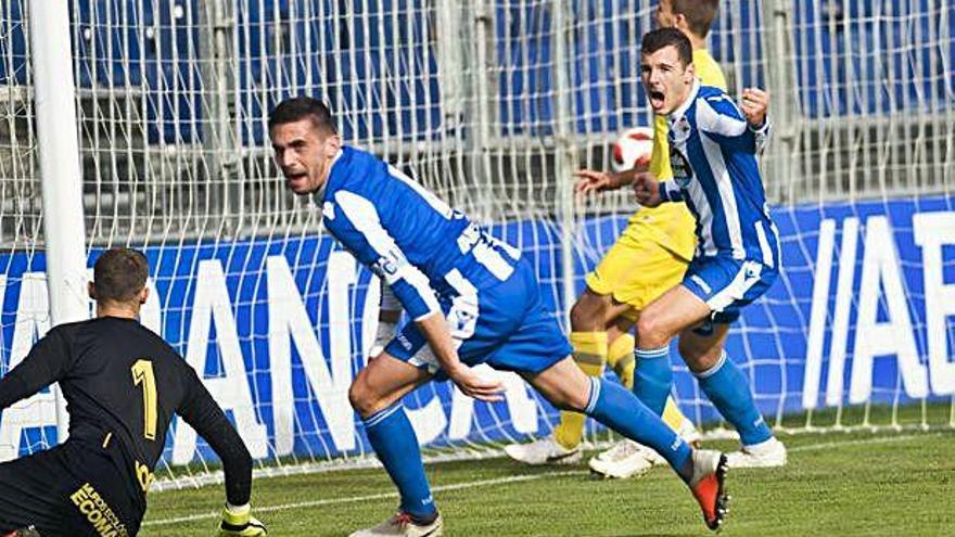 Quique Fornos, a la izquierda, celebra un gol marcado esta temporada en Abegondo con el Fabril.