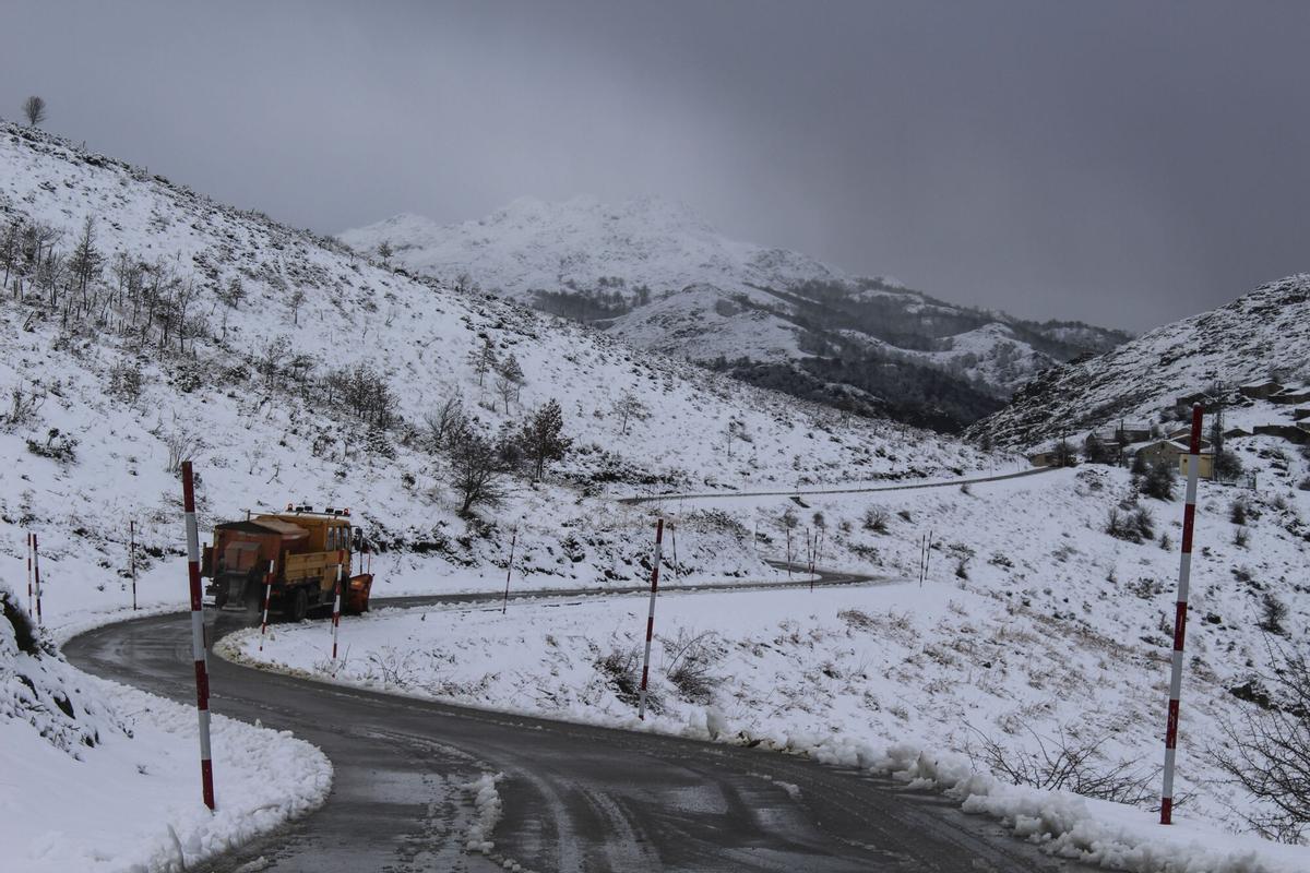 SOTRES, 30/11/2025.- Imagen de la carretera entre las localidades asturiana de Sotres y la Tresviso, Cantabria, donde vehículos de mantenimiento despejan hoy domingo la nieve caida en la zona. EFE/Eva García
