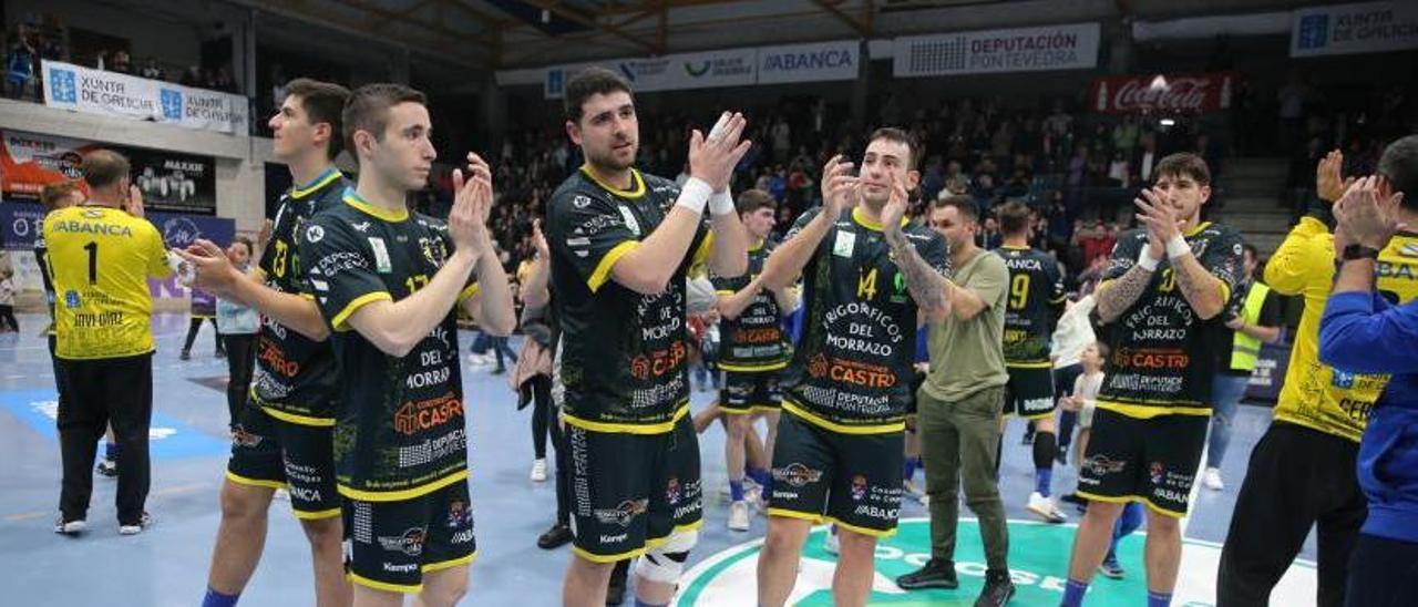 Los jugadores del Frigoríficos aplauden a su afición tras el partido ante el Atlético Valladolid. |  // SANTOS ÁLVAREZ