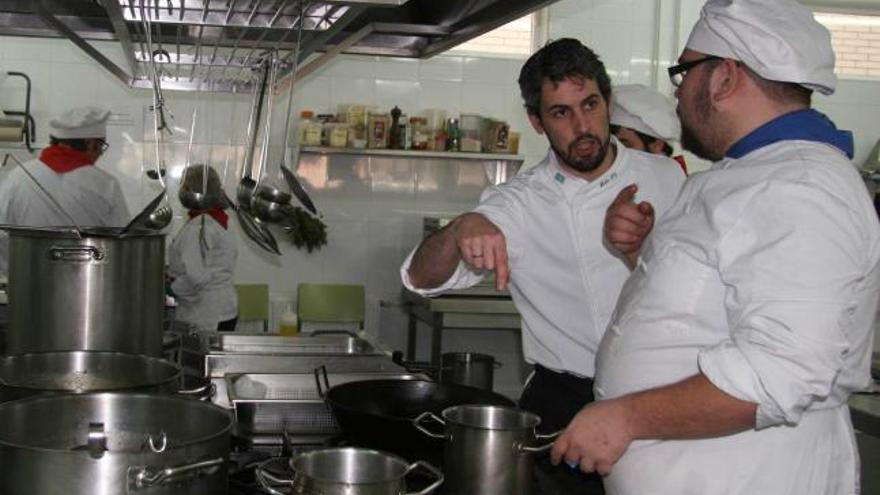 Alumnos y profesores, en la cocina de la Escuela de Hostelería.