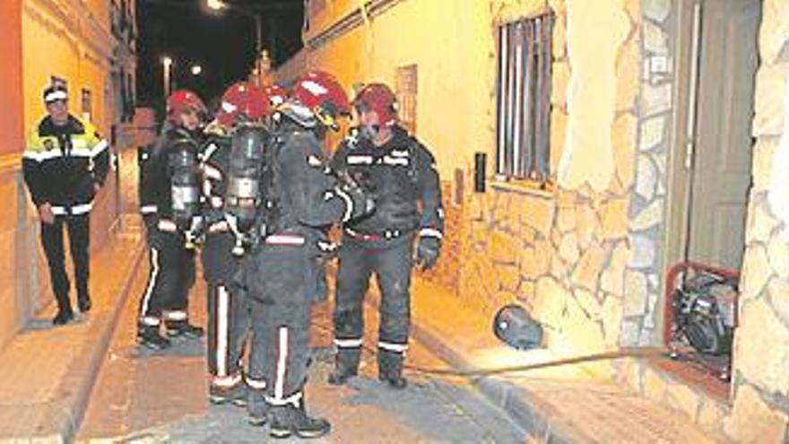 Alarma vecinal por un fuego  en una vivienda