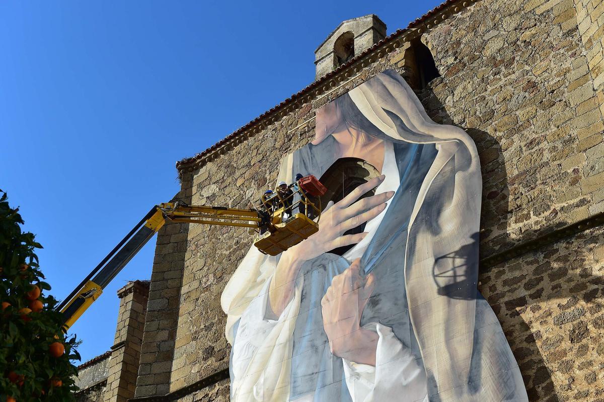 Fotogalería | Las imágenes del nuevo mural de Brea para la Semana Santa de Plasencia