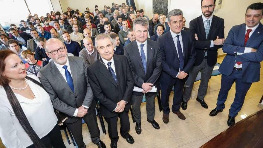 Por la izquierda, María Pérez, secretaria general de Femetal; Julio Martín Ramos, director general de Idesa; Manuel Ángel Recaman; Luis Buznego, tesorero de Femetal; Manuel Busto, director general de Seresco; Alejandro Blanco, director de Servicios de Transformación Digital de Seresco, y Juan Carlos Campo, director de la Escuela Politécnica de Ingeniería de Gijón, ayer, antes del inicio de la conferencia en la sede de Femetal.