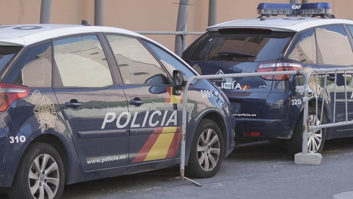 Un vehículo de la Policía Nacional en A Coruña.