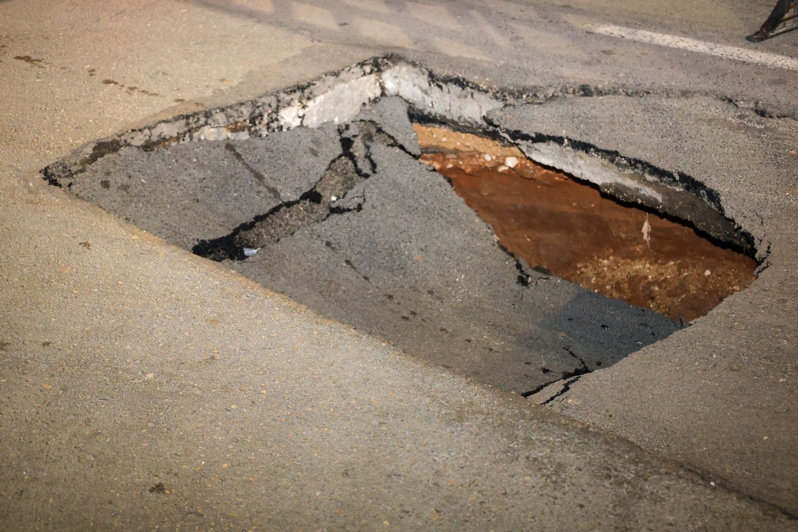 Enorme socavón en una artería principal de Torrent