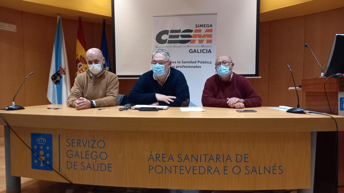Enrique Fernández Carrera-Soler, Enrique Marra-López y Ramón Barreiro, en el Hospital Montecelo.
