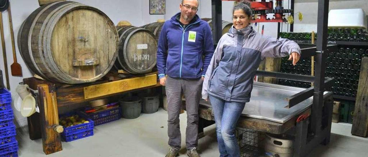 Pilar Borrego y Mario Fernández, en la zona del llagar en la Güerta-Escuela La Llera.