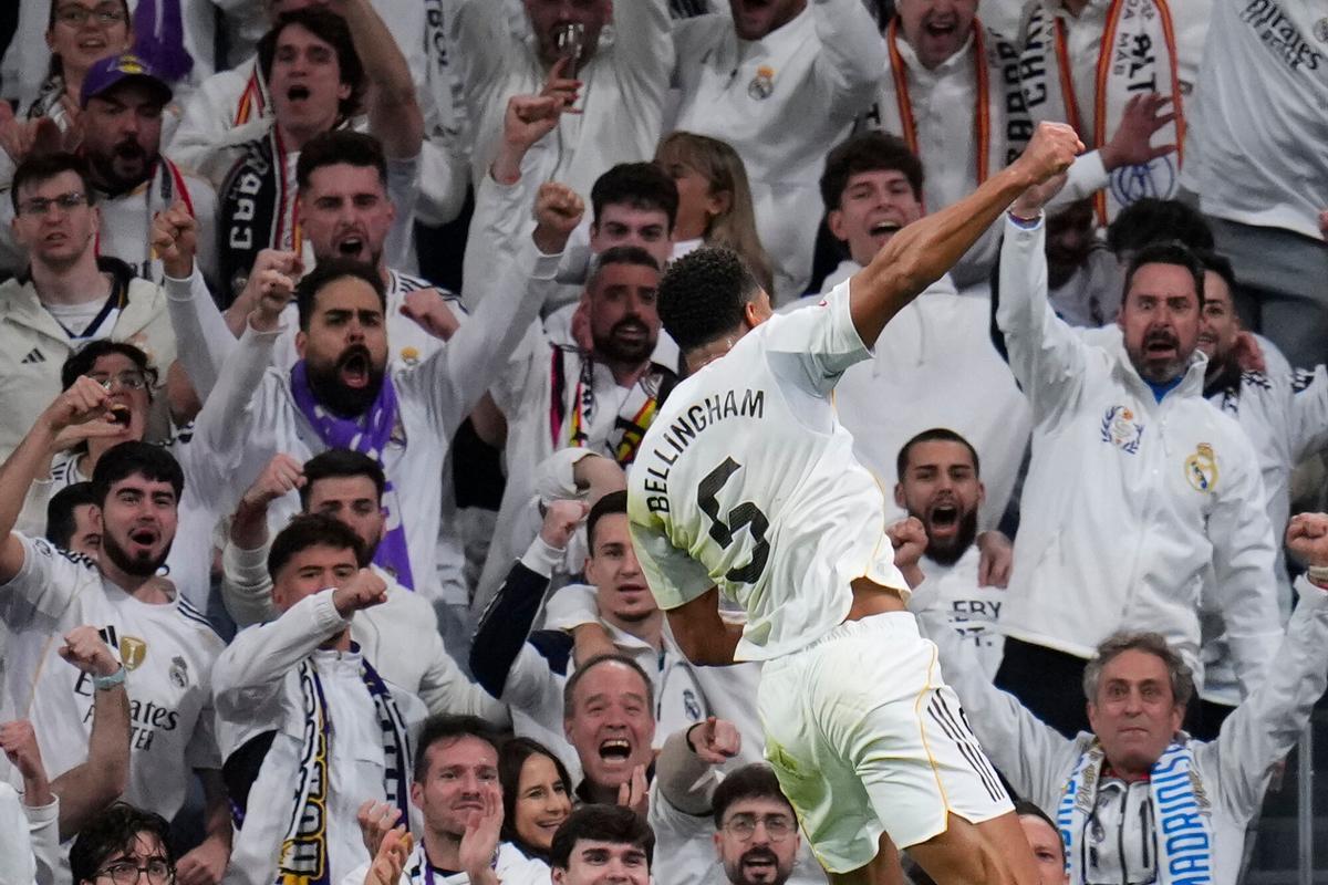 Jude Bellingham, del Real Madrid, celebra tras anotar el gol inicial durante el partido de fútbol de la Liga española entre Real Madrid y Sevilla en Madrid, España, el sábado 20 de diciembre de 2025. (Foto AP/Manu Fernández)