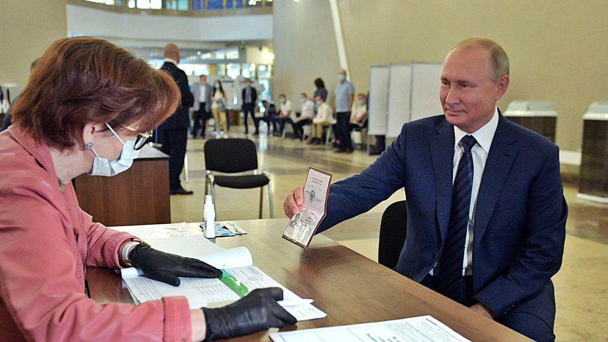 Putin se identifica en el momento de votar en un colegio electoral.