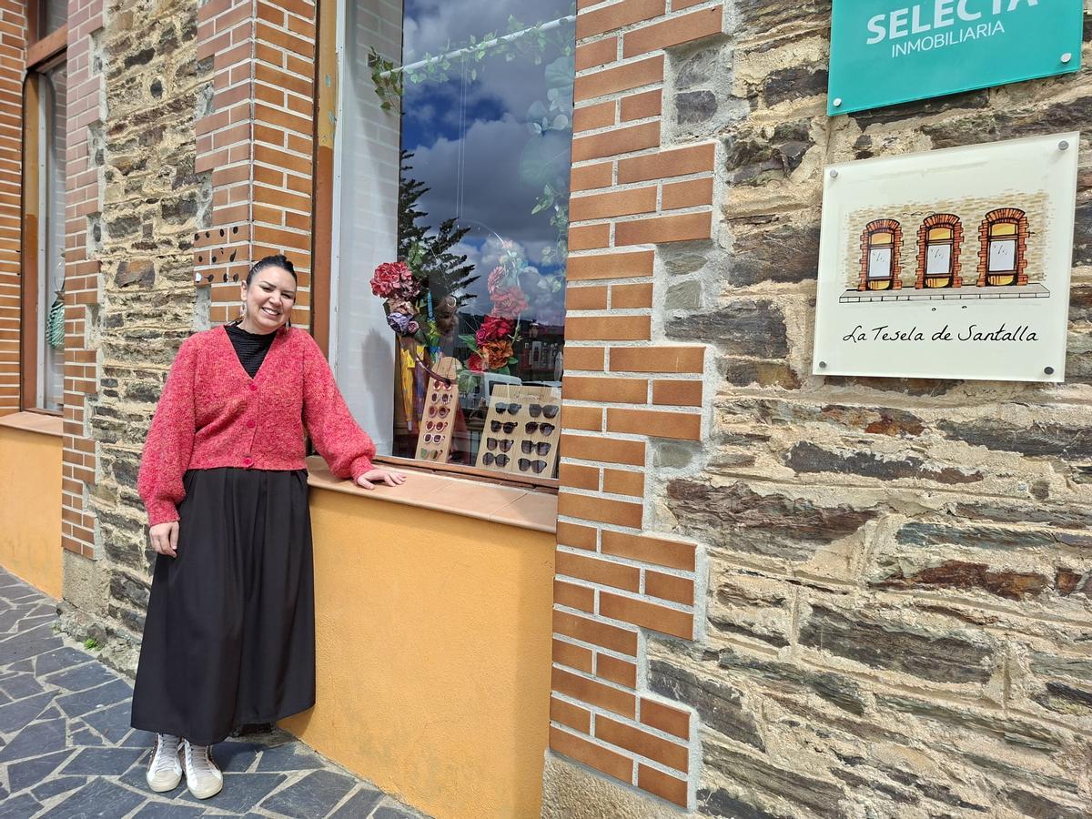 Begoña Oliveira en la fachada de su negocio.