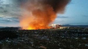 Imagen del fuego declarado este miércoles en el vertedero de Hostalets de Pierola.