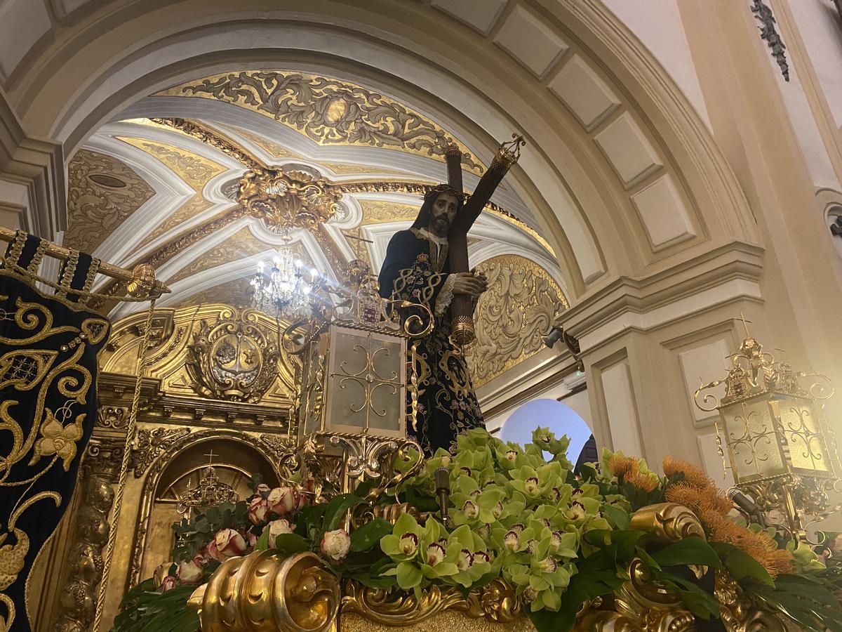 Cristo de los Toreros, este Viernes de Dolores en la parroquia de San Nicolás, en Murcia, adornado de flores para salir en procesión.