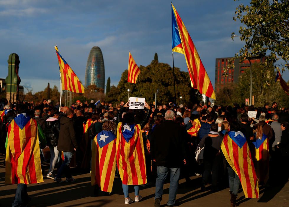 Manifestación en Barcelona para pedir la libertad de los exconsejeros encarcelados y de ''los Jordis''