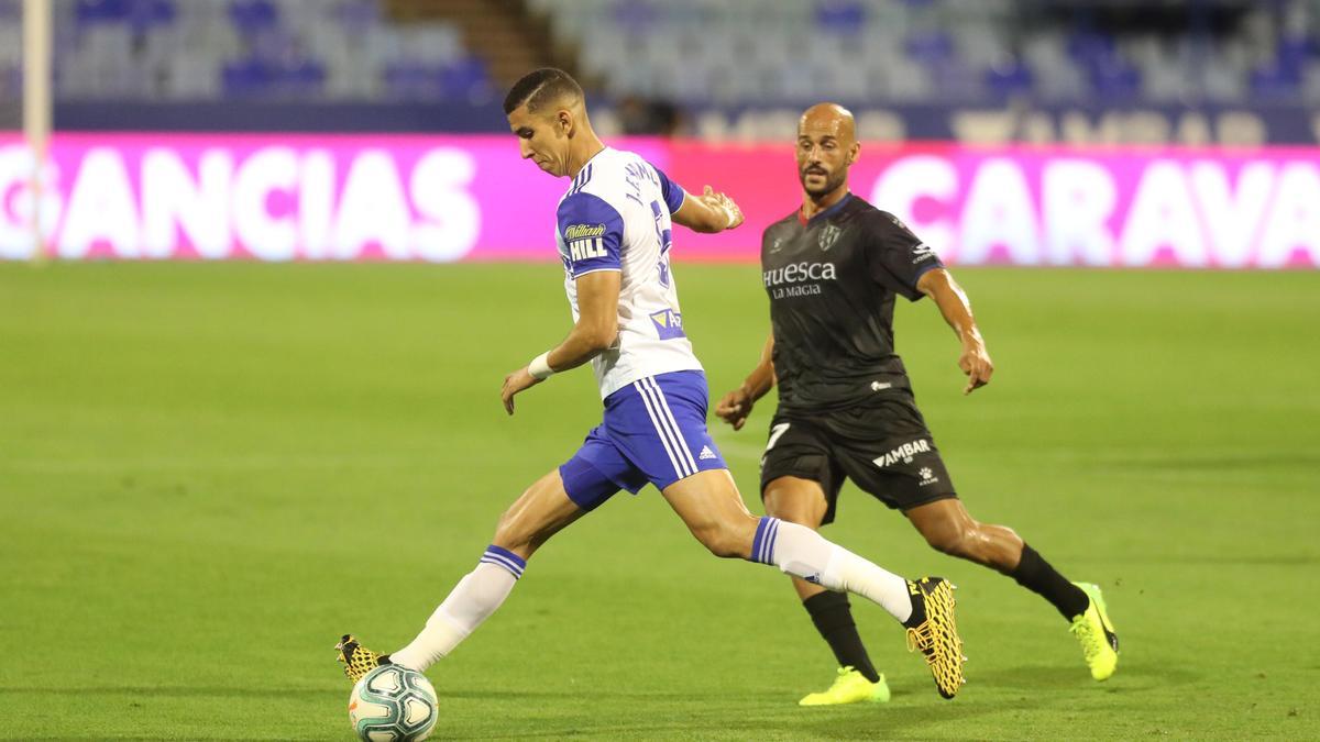 El Yamiq despeja un balón ante la presión de Mikel Rico en el último Real Zaragoza - Huesca disputado en La Romareda.