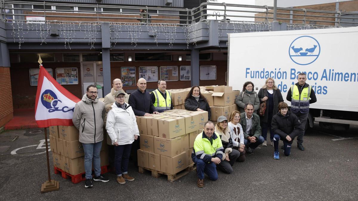 De pie, por la izquierda, Luis Manso, Tasio del Reguero, Mónica Vigil, Joaquín Miranda, Francisco Prado, Ana Belén Menéndez, Verónica Hevia, Ángeles Vázquez y Alberto López. Agachados, por orden, Juan José Cima, Cristina Fanjul, Josefa Cañadas, Marcos Martino y Lucas Fernández, en la sede grupista de Las Mestas.