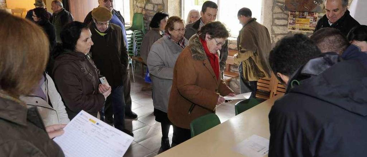 Entrega, el día 8, de los documentos resumen de la parcelaria de Santa Baia de Losón. // Bernabé/Javier Lalín