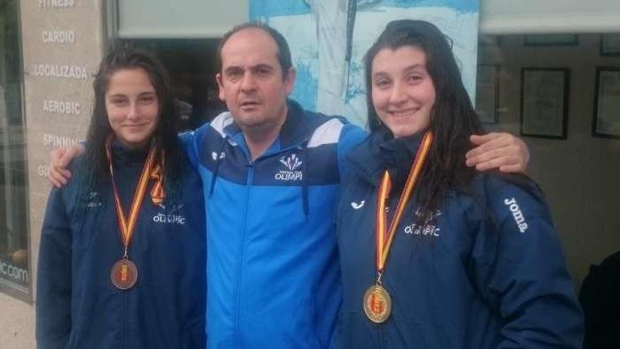 Las medallistas junto al técnico Miguel Cuevas. // FDV