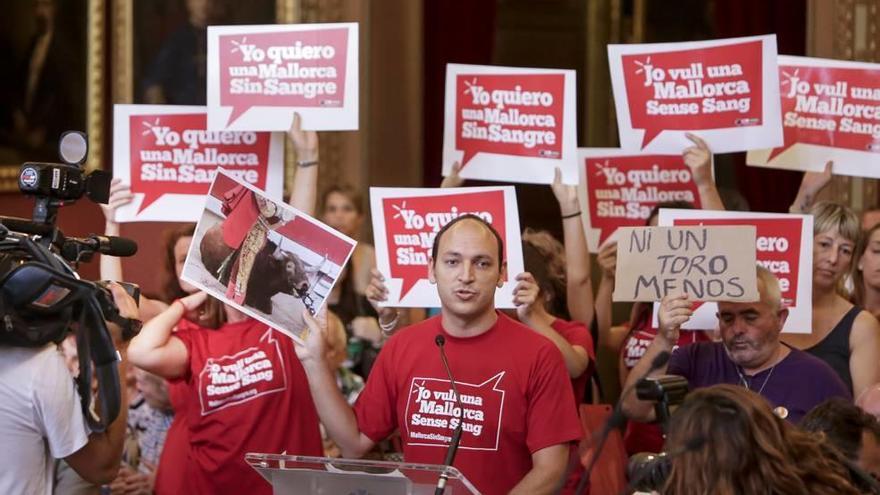 Numerosos animalistas llenan el salón de plenos con pancartas antitaurinas.