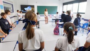 Varios niños en un aula del colegio CEU San Pablo de Sanchinarro, el primer día de curso escolar, a 6 de septiembre de 2023, en Madrid (España).