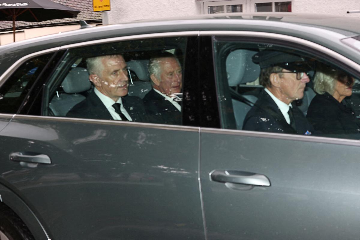 El rey Carlos III del Reino Unido, en el asiento trasero del vehículo, y su esposa, la reina consorte Camila, delante, en su primera aparición pública como reyes.