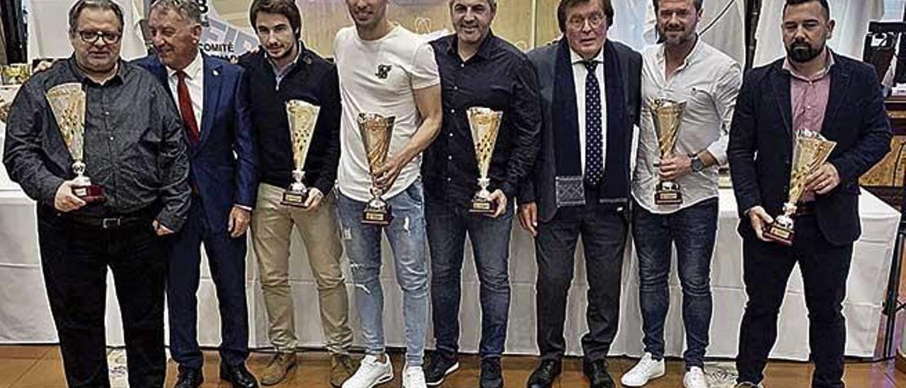 Imagen de los entrenadores y responsables de las plantillas que fueron homenajeados por su ascenso en la pasada ediciÃ³n.