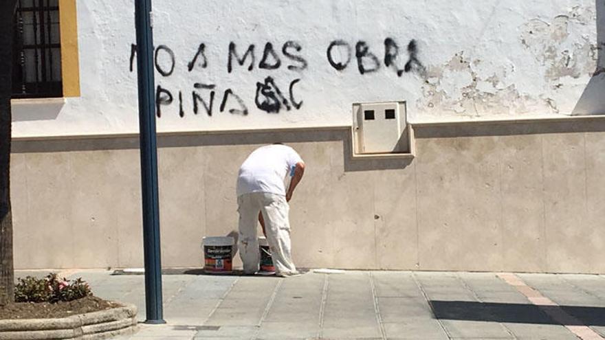 Un operario borra una pintada en la fachada de la Iglesia de San Pedro.