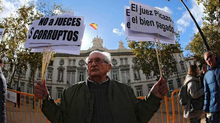 Manifestantes, ayer, ante el Supremo tras su decisión sobre los impuestos de las hipotecas.