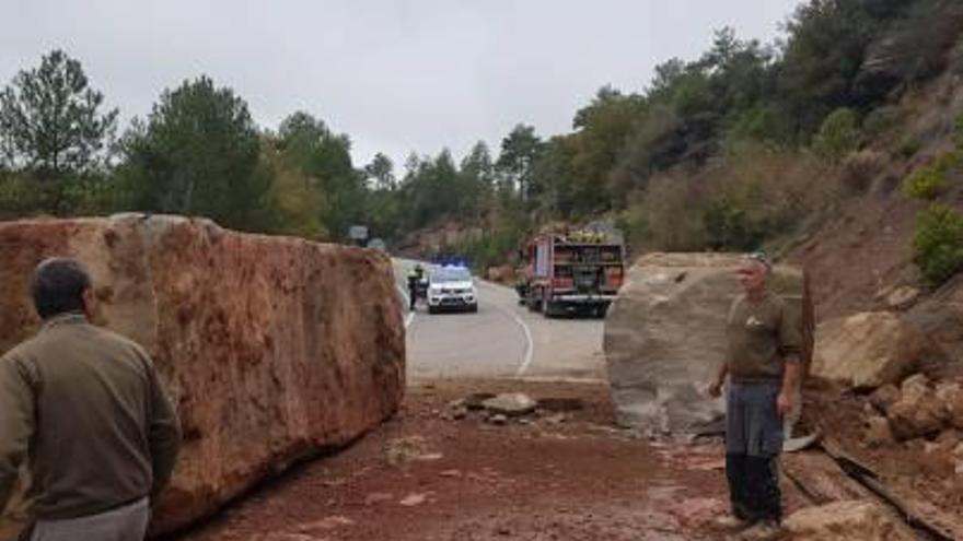 Dos rocs de grans dimensions tallen la C-26 al terme d&#039;Olius