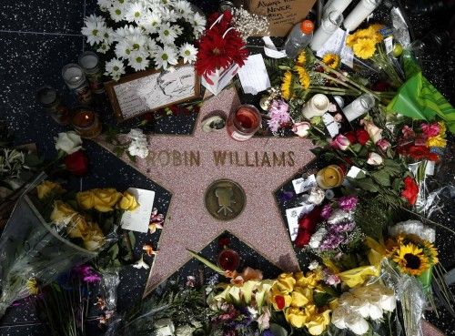Flores y velas en recuerdo de Robin Williams