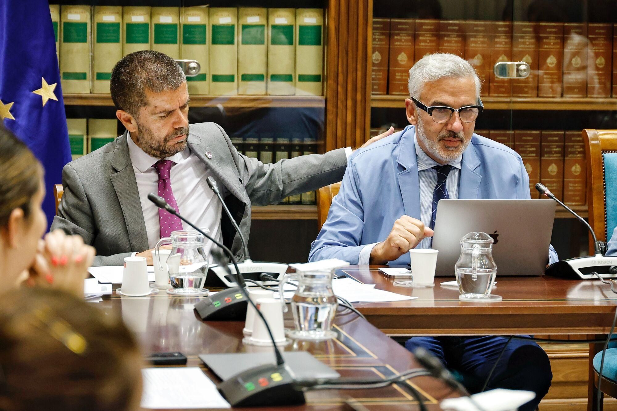 Los rectores canarios comparecen en el Parlamento regional para valorar la ley de ciencia.