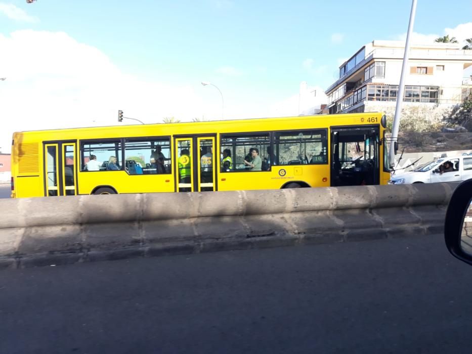 Una guagua choca contra una farola en Escaleritas