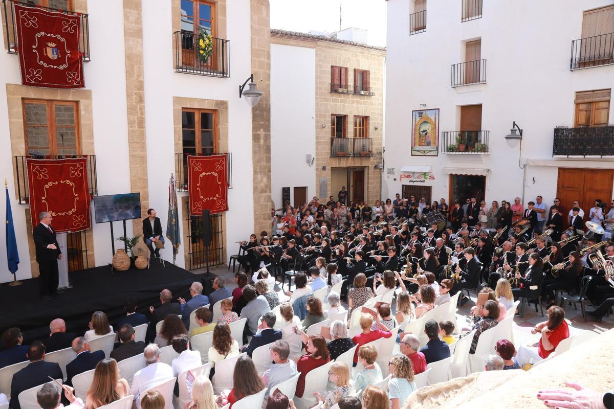 La banda del Centre Artístic Musical de Xàbia recibió uno de los premios