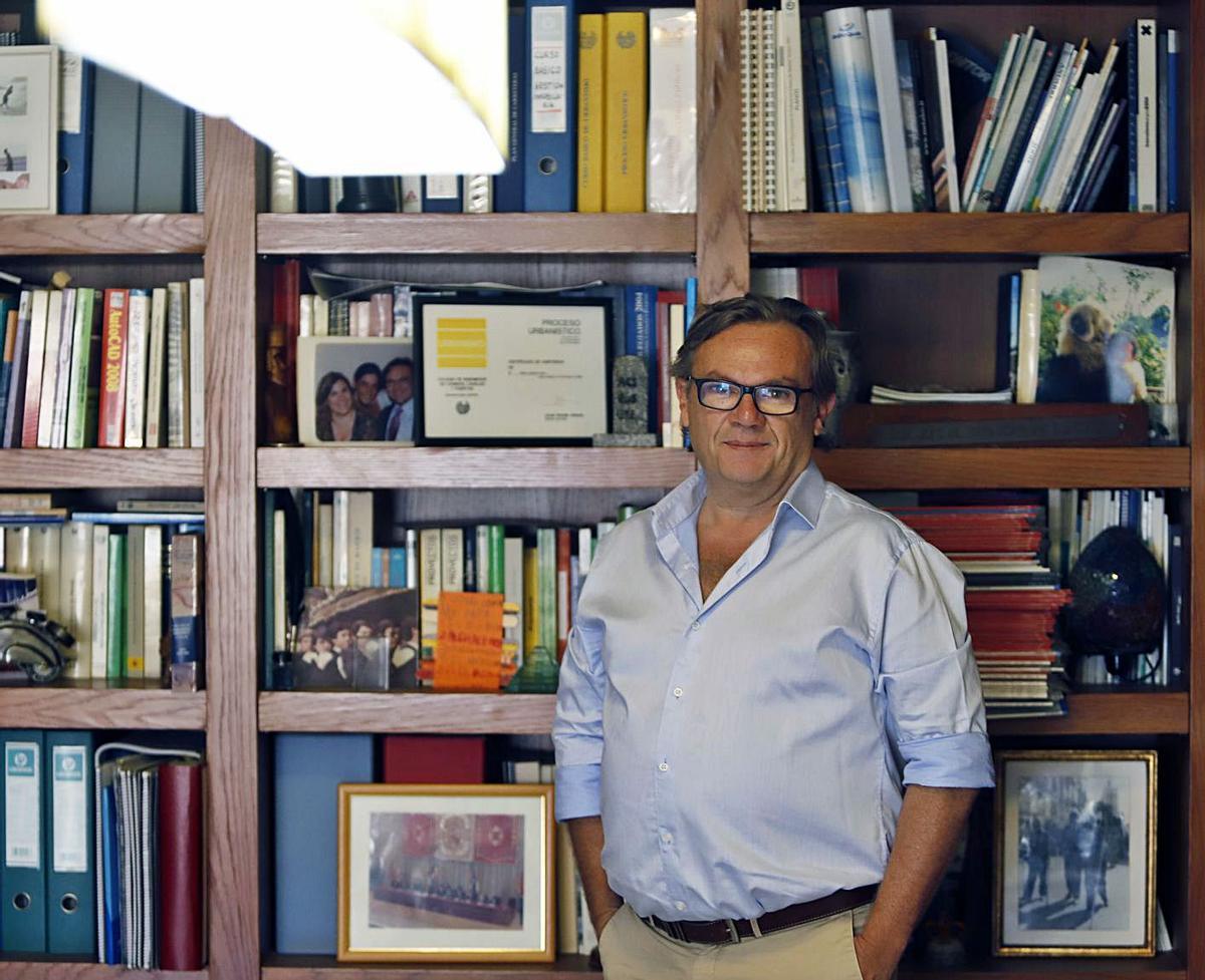 Ángel García Vidal posa en su despacho para esta entrevista.