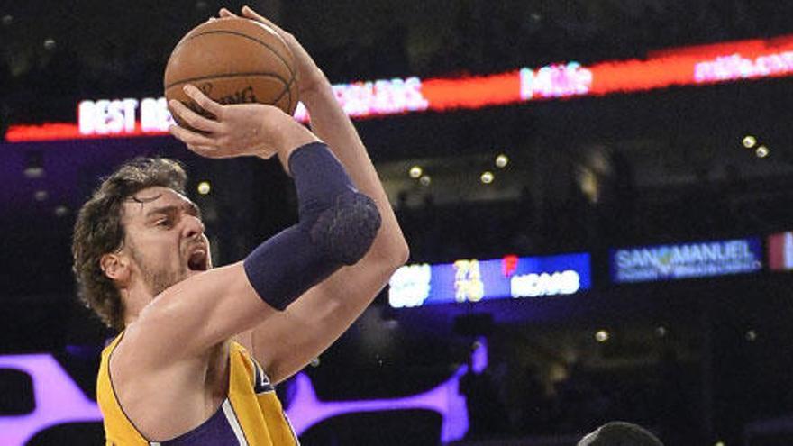 Gasol lanza a canasta.