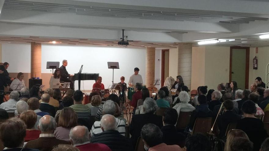 Uno de los conciertos tuvo lugar en el salón de actos de Almonacid y registró gran afluencia de público. | SERVICIO ESPECIAL