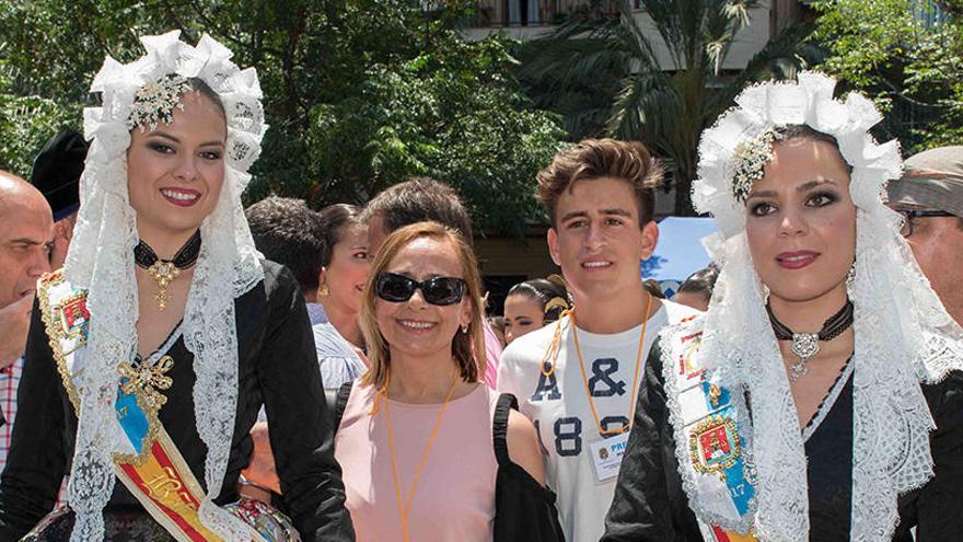 La premiada, entre la Bellea y una de las Damas del Foc