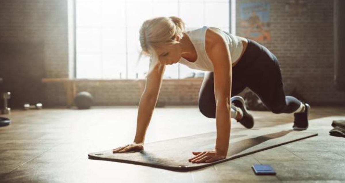 Consiste en emular con las piernas un movimiento similar al de estar escalando, las rodillas deben intentar llegar al abdomen