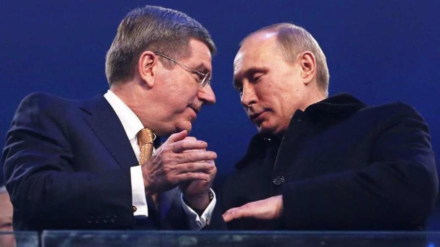 El presidente del COI, Thomas Bach, se saluda con Putin en una imagen de archivo. // Efe