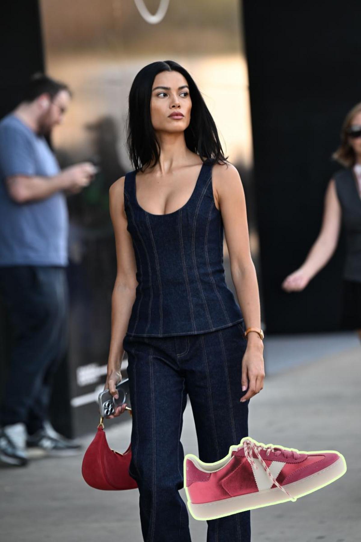 Look street style con zapatillas metalizadas