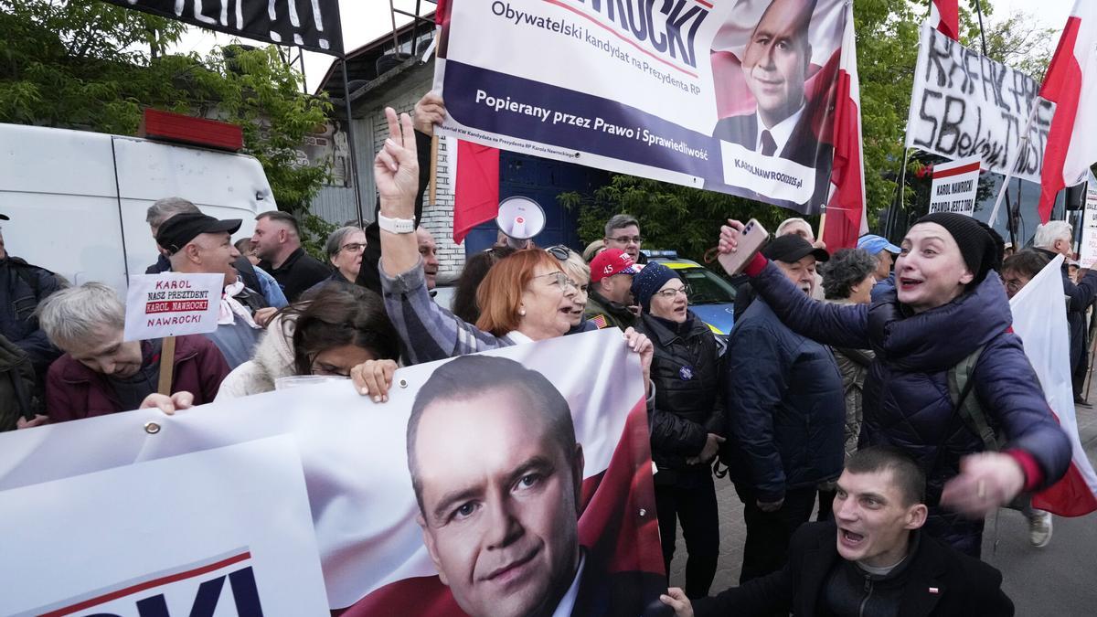 Simpatizantes de Karol Nawrocki, candidato ultraconservador a la presidencia de Polonia, en Varsovia