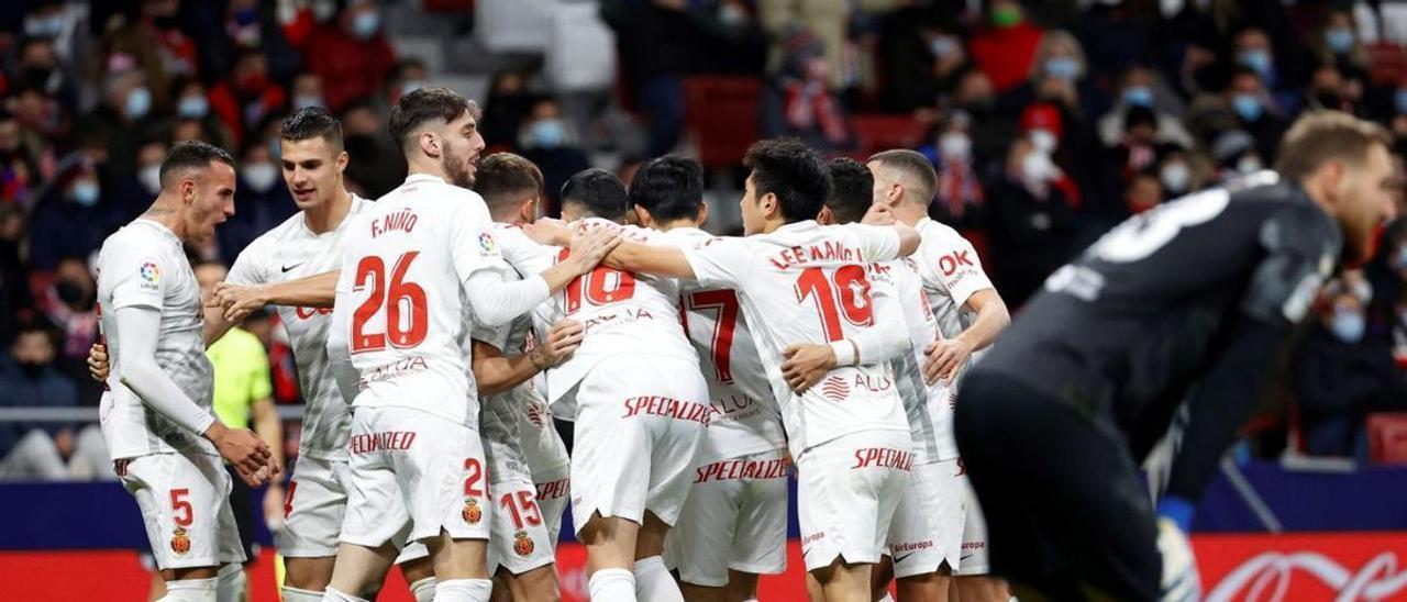 Los jugadores del Mallorca celebran con Franco Russo el gol del empate ante el Atlético de Madrid.