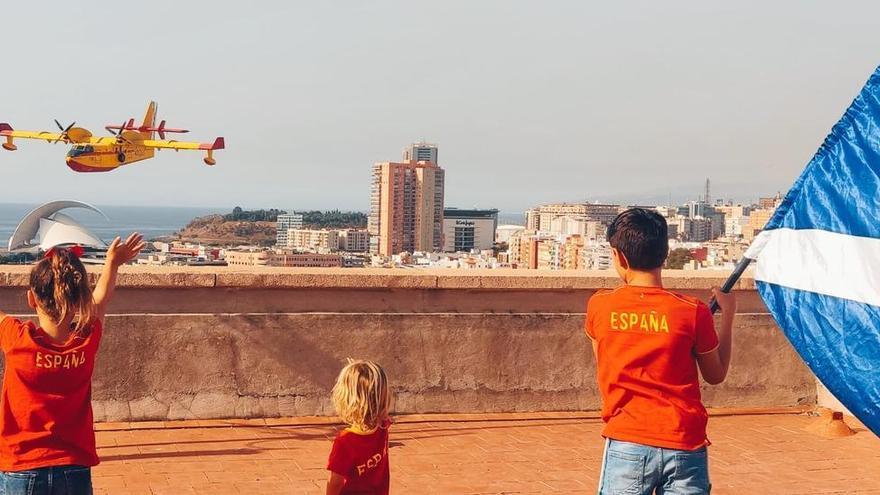 Vídeo: Médios áereos y terrestres luchan contra el incendio. / Imagen: Los hijos de Guacimara animan a un hidroavión que sobrevuela Santa Cruz de Tenerife para cargar agua.