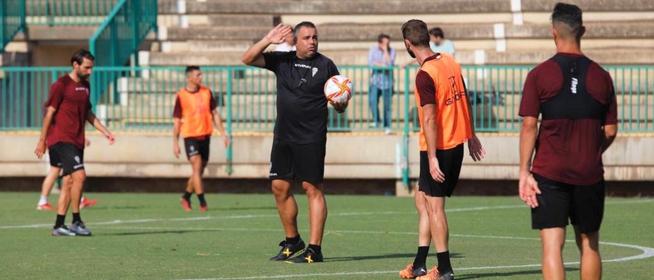 Germán Crespo da instrucciones durante un entrenamiento en la Ciudad Deportiva.