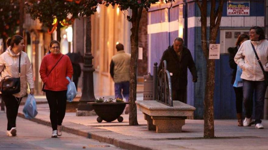 Gente paseando por la calle Joaquín Loriga de Lalín, días atrás. // Bernabé/Gutier