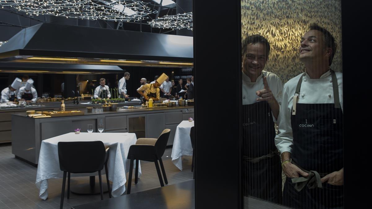 Javier y Sergio Torres, encerrados en la bodega, con el comedor del nuevo restaurante a sus espaldas. Javier y Sergio Torres, encerrados en la bodega, con el comedor del nuevo restaurante a sus espaldas.